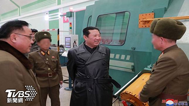 北韓領導人金正恩視察軍火工廠。(圖/路透社)