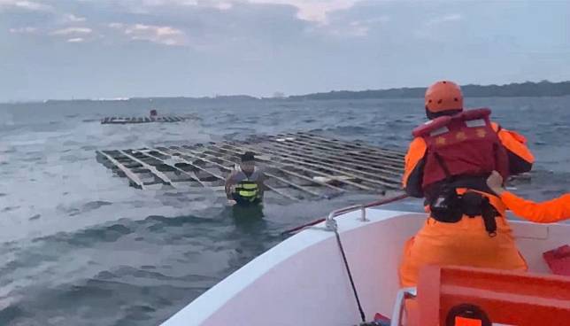 海巡人員緊急動員前往通報地點海域，在蚵架上發現落海體力不支的受困男子。 (讀者提供)