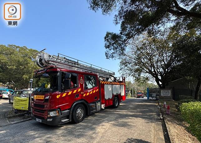 救援人員在馬鞍山郊野公園集合。(陳俊華攝)