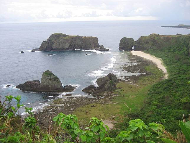 綠島奇岩哈巴狗與睡美人，守著碧海藍天永遠相伴相隨。     （中華旅行社提供）