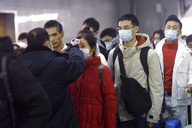 武漢肺炎疫情不斷升高，其他城市的火車站紛紛對武漢前來的旅客測量體溫。圖為杭州火車站。（美聯社）