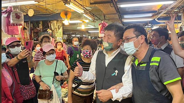 民進黨台北市長參選人陳時中今上午赴北投市場掃街。（圖／陳時中辦公室提供）