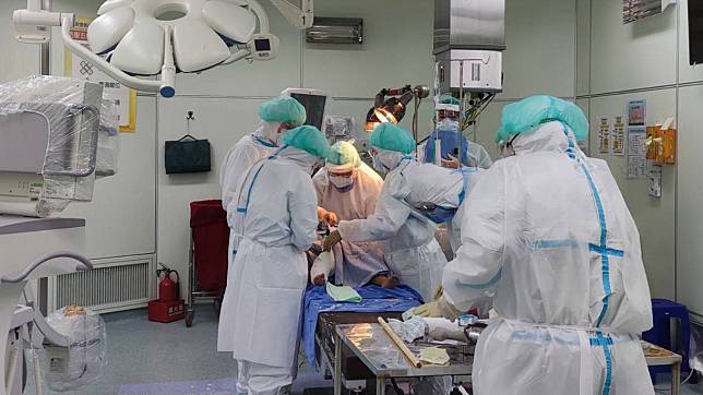 花蓮慈院麻醉科團隊利用塑膠布和插管輔助光視棒，在插管及麻醉過程中最大程度地降低醫護被感染的風險。