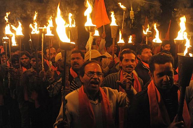 Activists of the Bajrang Dal, a Hindu organisation, hold torches during a procession in Amritsar on December 6, 2014, marking the 22nd anniversary of the demolition of the Babri Masjid in Ayodhya. Photo: AFP