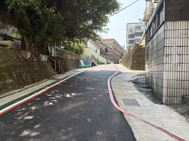 竹市府積極推動全市三區道路排水側溝改善計畫，自一一三年至今，規劃改善總長度五千九百七十三公尺，目前已完成三千七百七十公尺，進度達百分之六十三。(記者曾芳蘭攝)