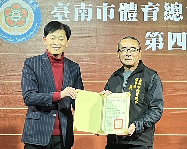 副市長葉澤山頒發當選證書予台南市體育總會第四屆理事長吳志祥。（記者陳治交攝）
