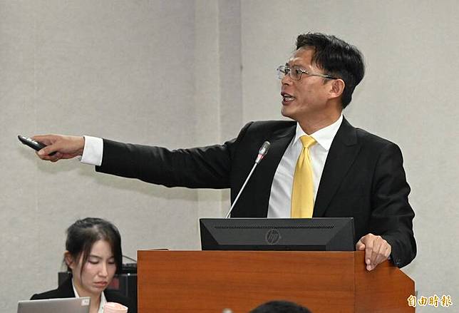 民眾黨立委黃國昌質詢時反嗆民進黨「雙標」，還說如果民進黨立委不懂法律可以去請教前政委羅秉成。(記者劉信德攝)