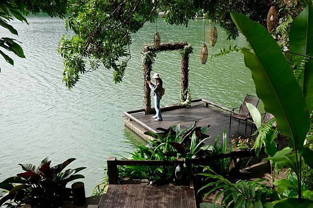 A tourist visits the Wuzhishan area of the Hainan Tropical Rainforest National Park in Wuzhishan City, south China's Hainan Province, Dec. 19, 2024. (Xinhua/Geng Xinning)