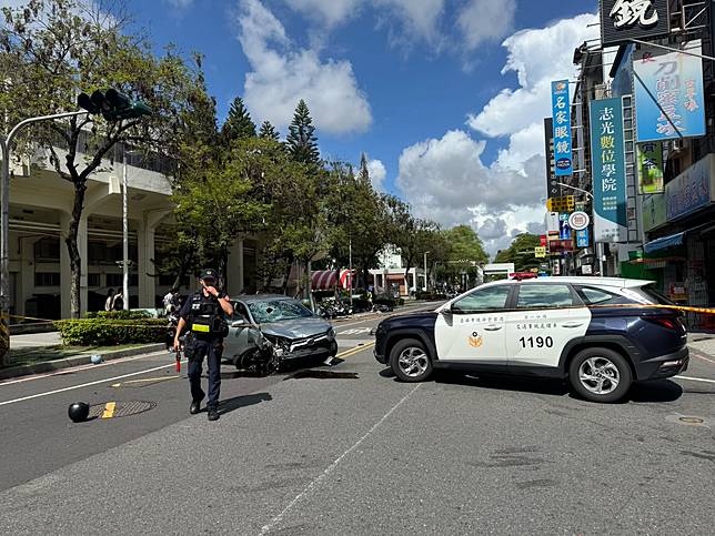 76歲劉姓婦人開車行經成功大學校區旁勝利路、大學路口道路時，高速撞上70多歲腳踏車騎士導致他失去呼吸心跳，送醫不治。記者袁志豪／攝影
