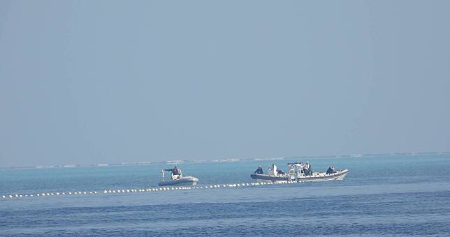 中國在南海黃岩島(Scarborough Shoal)部署的浮動屏障。(圖:菲海防隊)