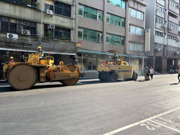 台北市南京西路塌陷路段在十二日下午四點完成路面復舊。（記者孫曜樟翻攝）