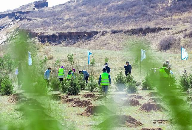 Volunteers plant trees in the Hunshandake Sandland, north China's Inner Mongolia Autonomous Region, April 22, 2023. (Xinhua/Li Yunping)
