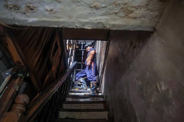 An investigator from the Bureau of Fire Protection (BFP) works at a burnt home in Manila, the Philippines, Dec. 31, 2024, one day after the fire killed five children trapped inside. (Xinhua/Rouelle Umali)