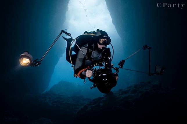 但《碧海藍天》主要描述的是自由潛水（Freediving），Yorko則是水肺潛水（Scuba Diving）。