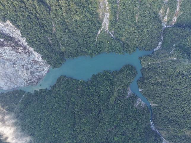 萬里溪堰塞湖蓄水率達99.4%！距溢流口僅剩26公分。（圖／林業署花蓮分署）