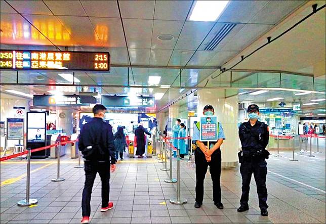 台北捷運於4月4日起，強制實施乘客搭捷運須戴口罩。(台北捷運公司提供)