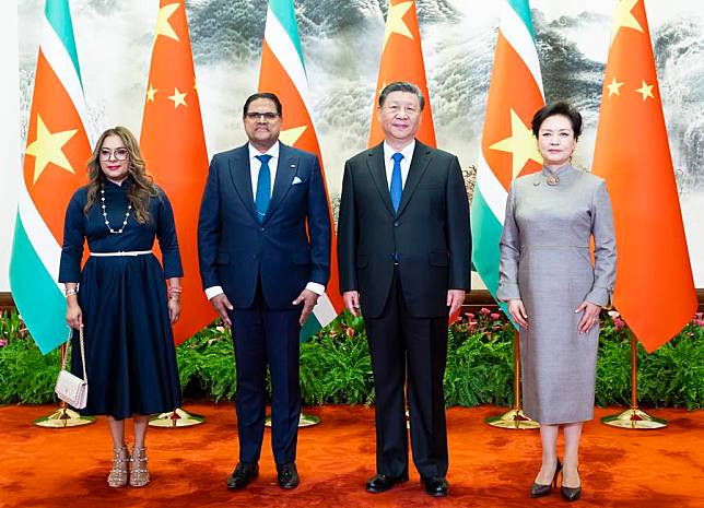 Chinese President Xi Jinping and his wife Peng Liyuan pose for a group photo with President of the Republic of Suriname Chandrikapersad Santokhi and his wife Mellisa Santokhi-Seenacherry prior to the talks between Xi and Santokhi in Beijing, capital of China, April 12, 2024. (Xinhua/Huang Jingwen)