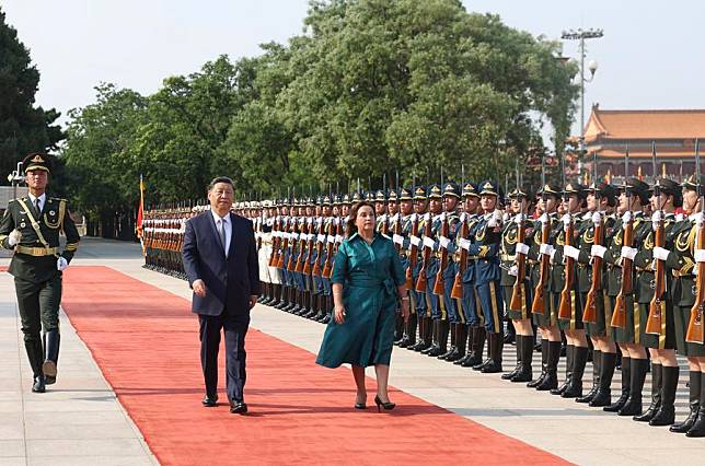 Chinese President Xi Jinping holds a welcome ceremony for Peruvian President Dina Ercilia Boluarte Zegarra, who is on a state visit to China, at the square outside the east gate of the Great Hall of the People prior to the talks between Xi and Boluarte, in Beijing, capital of China, June 28, 2024. Xi held talks with Boluarte at the Great Hall of the People in Beijing on Friday. (Xinhua/Liu Weibing)
