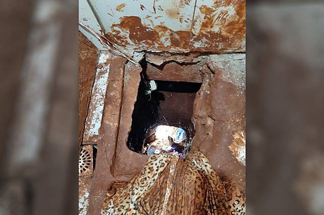 巴拉圭監獄的囚犯，疑似透過挖隧道和堆沙包掩埋逃往鄰國巴西。（取自@ivanciclon推特）