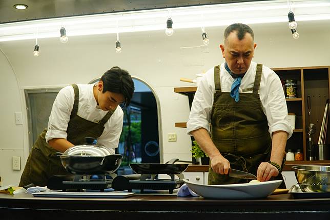 ▲吃飽喝足後，開始大展廚藝。&nbsp;（圖/ LINE TV）