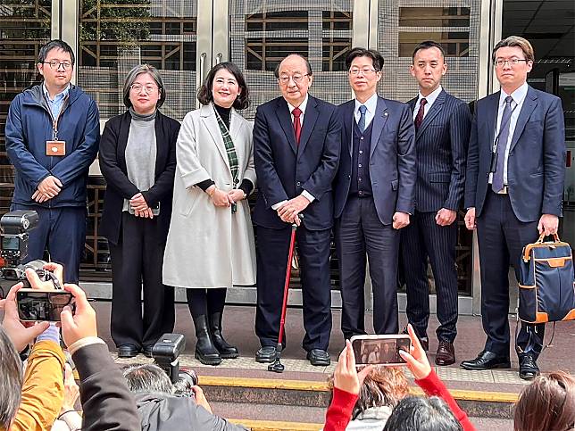 民進黨團在總召柯建銘率領下，前往高院遞交釋憲聲請書，要求對《選罷法》釋憲、並聲請暫時處分。（圖：民進黨立法院黨團臉書）