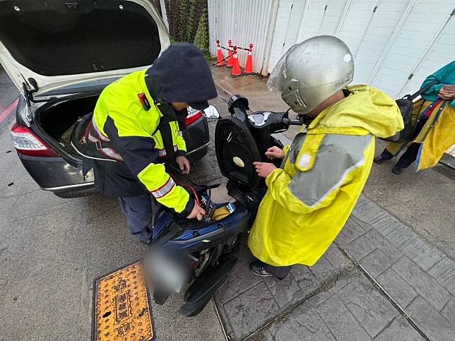 在員警協助幫忙接電後，順利協助發動機車。圖：警方提供