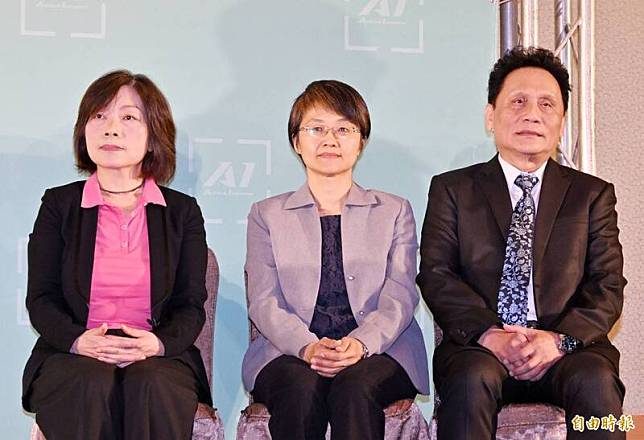 新任勞動部長何佩珊、新任客委會主委古秀妃、新任原民會主委曾智勇(由左至右)。(記者方賓照攝)