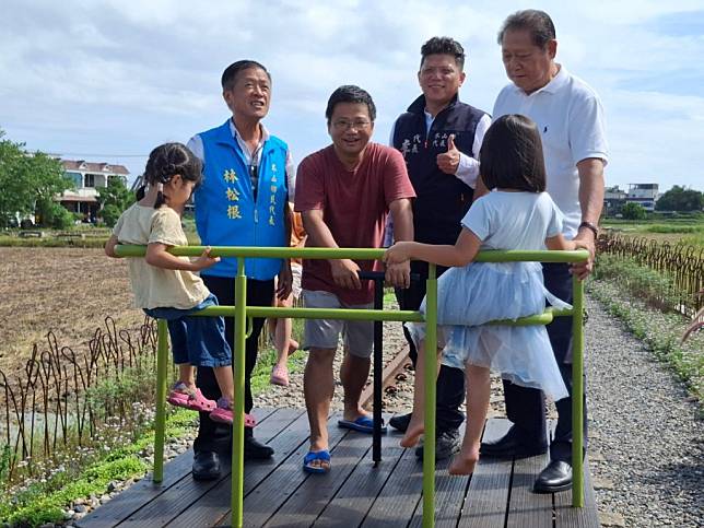 活化的潤泰鐵道新增手搖車讓大小朋友開心上路。（冬山鄉公所提供）