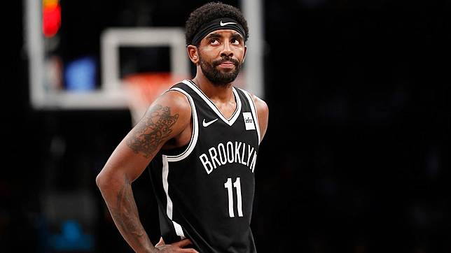 NBA 籃網隊後衛 Kyrie Irving 近期「拒打疫苗」事件引起各方熱議，目前預計損失主場費用 1550 萬美元（ 4.3 億台幣）的薪水。圖片來源：<a href=