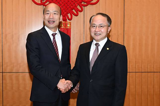 高雄市長韓國瑜（左）訪港首日，會見香港中聯辦主任王志民（右）。（取自香港中聯辦網站）
