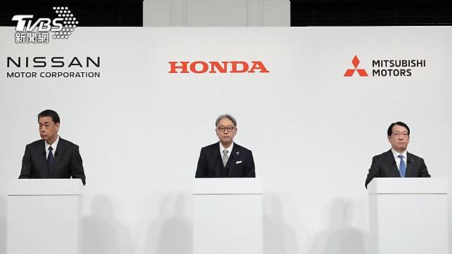 日產社長內田誠（由左至右）、本田社長三部敏宏與三菱汽車社長加藤隆雄舉行記者會。（圖／達志影像美聯社）