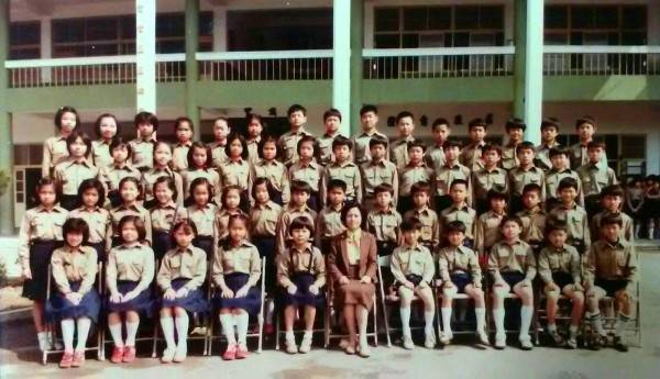 33年前畢業的台中市北屯國小六年七班學生，許同學就是在導師身邊、穿吊帶裙的女生，賴香君則是倒數第二排左3的女生。（賴香君提供）