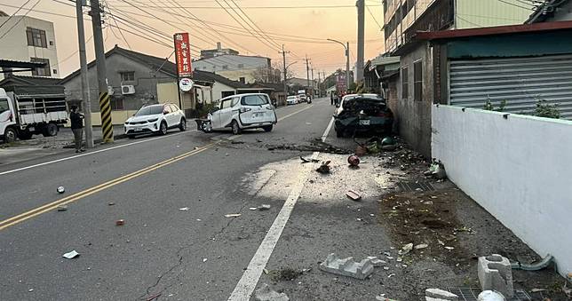 失控猛撞路旁轎車+花圃！3人丟車落跑　民眾怒PO網：有本事承擔