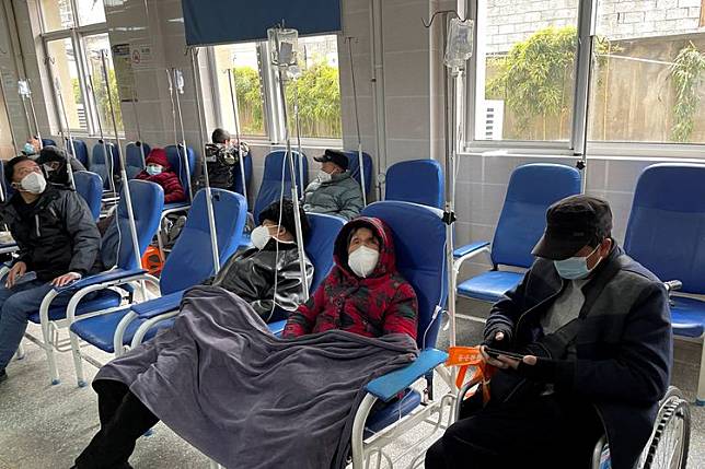 中國鬆綁防疫政策後，COVID-19疫情迅速爆發。路透社
