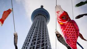 日本兒童人數連續45年減少，圖為東京晴空塔下為慶祝兒童節展示的鯉魚旗。路透社