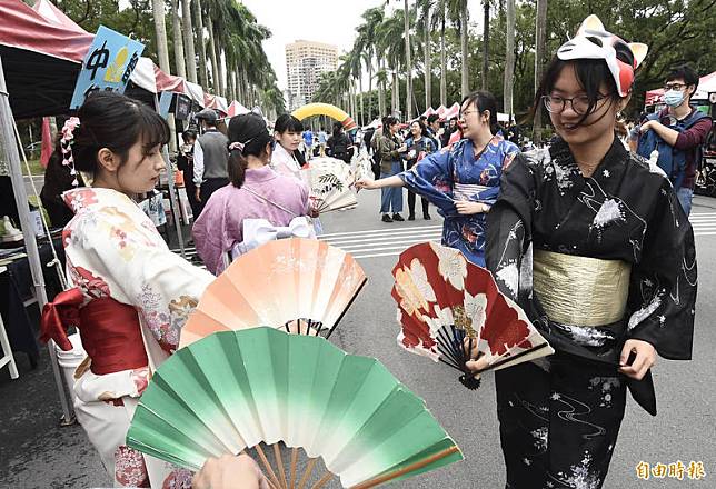 台灣大學92週年校慶園遊會14日登場。(記者簡榮豐攝)