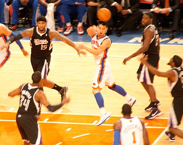 1024px-Jeremy_Lin_driving_and_dishing_vs_Kings_(cropped)