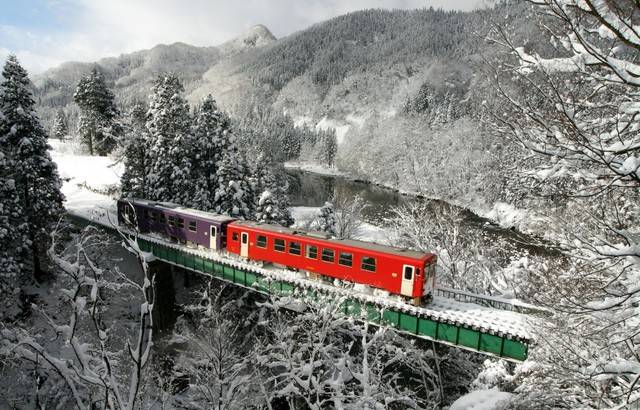 http://www.tokyoweekender.com/2014/01/the-akita-nairiku-line-winter-wonderland-by-rail/