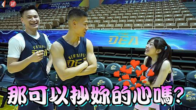 林秉聖（中）在影片中公開撩蔡尚樺。（圖／翻攝自「T1 LEAGUE」YouTube頻道）