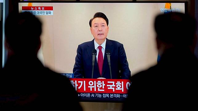 南韓民眾觀看總統尹錫悅12日在電視上發布演說。美聯社