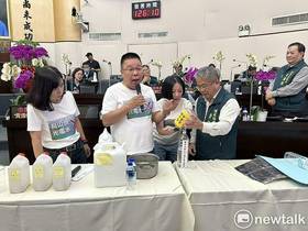 台南市議員蔡育輝、蔡淑惠、李中岑今日聯合質詢時拿著一片光電板，進行烏山頭水庫實驗秀2.0版，表達堅決反對烏山頭水庫設立太陽光電板的立場，台南種電面積全國第一，光七股就3500多公頃，還差烏山頭水庫的11.5公頃？ 圖：國民黨團提供