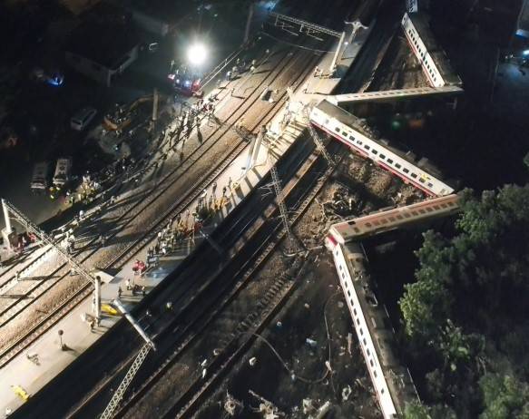 一０七年十月廿一日下午，台鐵六四三二次普悠瑪列車在宜蘭新馬車站出軌翻覆，造成列車十八死亡，宜蘭地院１８日宣判。（宜蘭消防局提供）