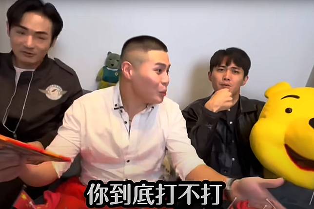 閩南狼（中）與八炯（左）的MV，在亞亞離境後再度被網友討論。（擷取自閩南狼YouTube頻道）