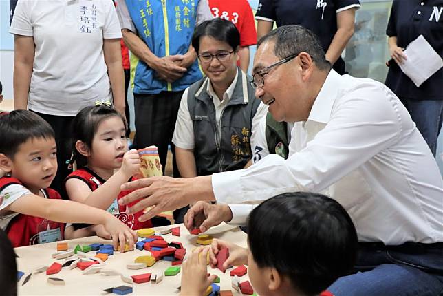 新北市長侯友宜視察三峽桃子腳國民中小學共構幼兒園使用狀況，並和小朋友玩積木互動。（記者吳瀛洲攝）