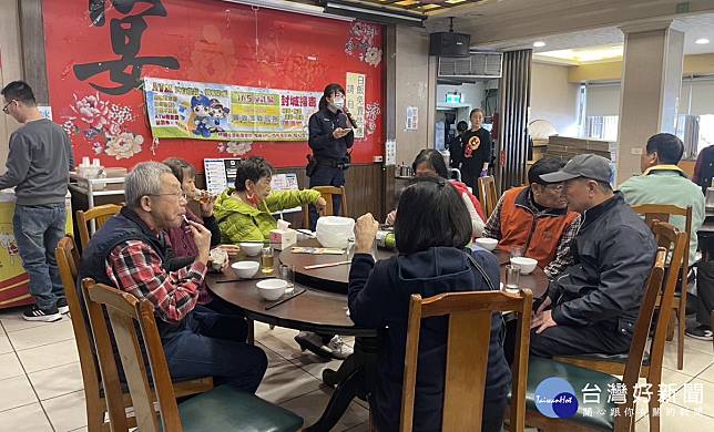 楊梅警積極防詐宣導，提醒民眾識詐防詐保荷包。