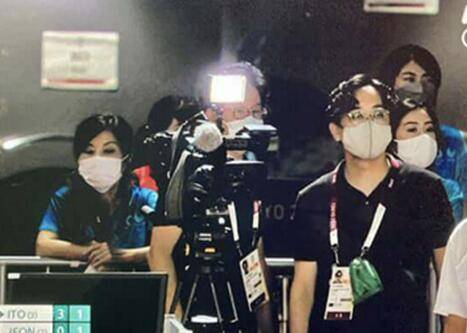 日本乒乓球名將伊藤美誠對陣韓國運動員比賽過程中，遭到媒體用攝影機打光燈干擾。   圖 : 日本NHK直播截圖