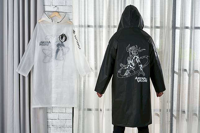 「刺客風衣雨衣」有刀鋒寶貝(透明)以及布萊特(黑色)2款，細緻人物線條展現出角色魅力，於天氣不穩定的日子隨身備著也能展現時尚感。(圖片提供/全家便利商店)