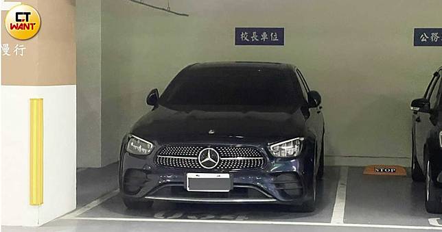 臺北市立大學校長邱英浩的轎車今年5月22日上午被目擊出現在L姓公關中心主任家中，上午7時35分駕車自女方社區地下室內駛出。（圖／本刊攝影組）