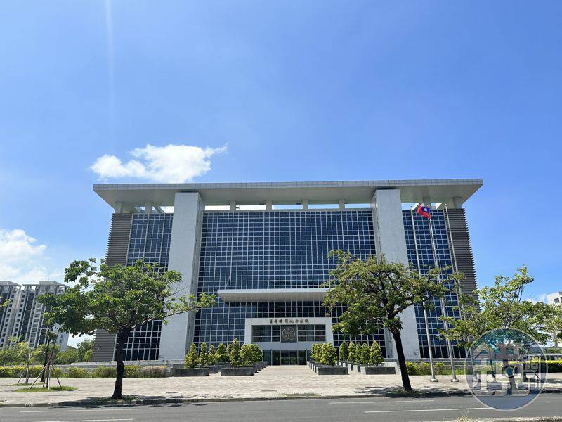 Re: [新聞] 詐團軍師將300萬藏金融專業法官辦公室？