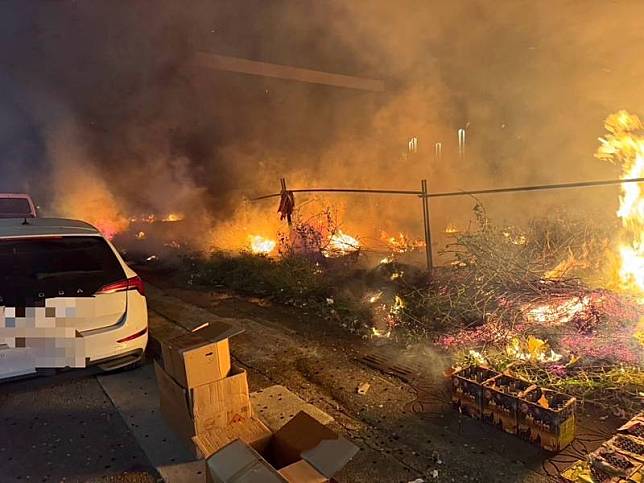 有民眾在跨年夜齊聚新竹市南寮地區施放煙火、歡慶新年，造成多起雜草火警，所幸無人傷亡。（新竹市消防局提供）中央社記者魯鋼駿傳真114年1月1日